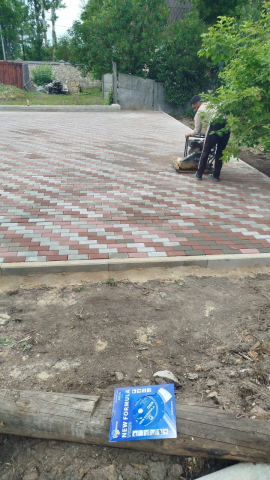 Укладка брусчатки во дворе частного дома. Фото 2