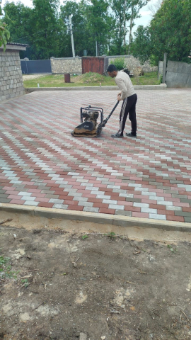 Укладка брусчатки во дворе частного дома. Фото 3